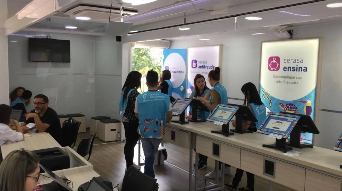 Research session with people at Serasa’s traveling financial assistance program